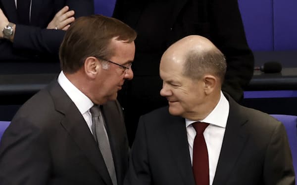 ドイツのショルツ首相（右）とピストリウス国防相（19日、ベルリン）＝DPA提供・AP