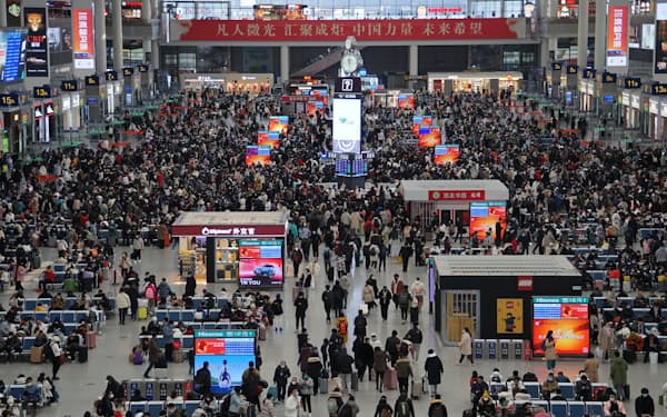 春節の連休が始まり、帰省や旅行で移動する人たちで上海市の駅は混み合った（21日）