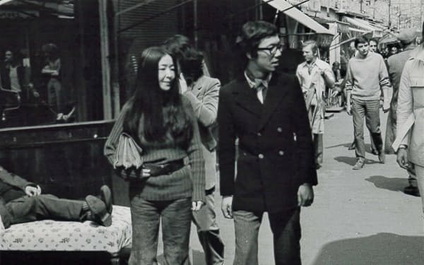 川添梶子さん(左)とパリのノミの市を歩く筆者(1971年)