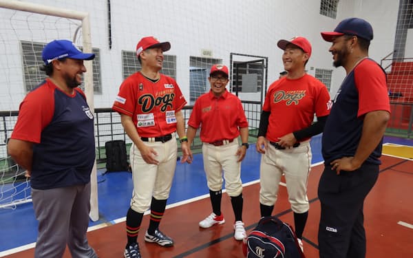ブラジルの野球指導者と話す高知の浅利章太コーチ（左から２人目。1月19日、サンパウロ州）