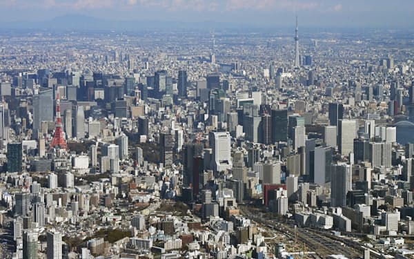 多くの建物が立ち並ぶ東京都心。左は東京タワー、奥右は東京スカイツリー