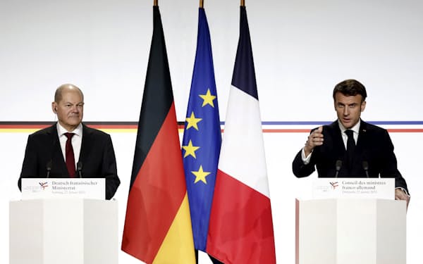 22日、共同記者会見に臨んだショルツ独首相（左）とマクロン仏大統領（パリ）=AP