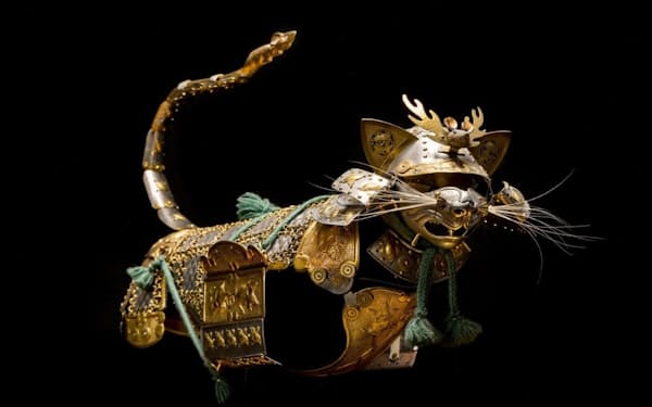 ジェフ・デ・ボーア氏が制作したネコの甲冑。かぶとと尾部にネズミをあしらっている。デ・ボーア氏は甲冑の魅力について、「甲冑は政治的、軍事的なものであると同時に、パレードや式典でも使用されます。その目的や理由は、歴史の中で絶えず変化しています」と語る（PHOTOGRAPH BY CHRISTIE HEMM KLOK）