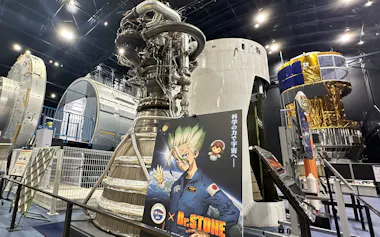 科学アニメ「Dr.STONE」tのコラボ企画が若い世代の人気を集めている(4月14日、茨城県つくば市の筑波宇宙センターで)