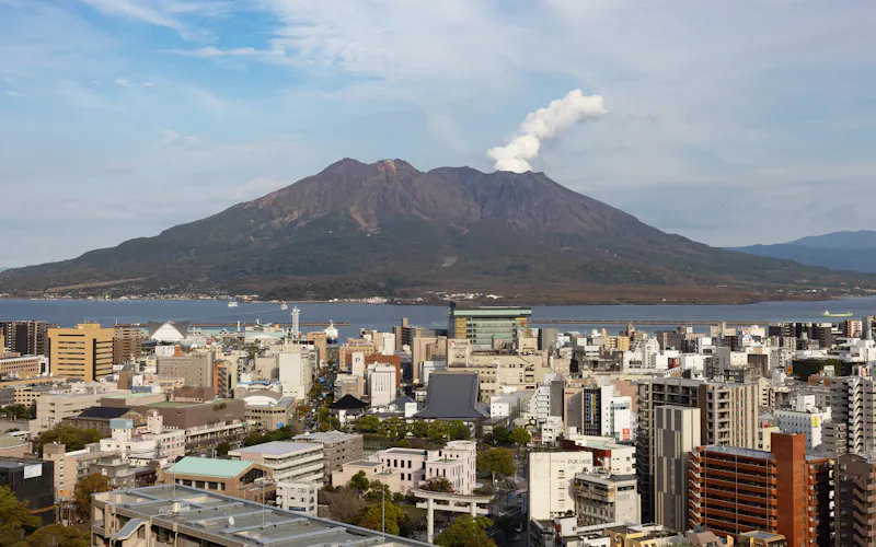 桜島は標高1117メートル。市街地からは錦江湾を挟んで最短約4キロメートルの場所にある。これほど活発な火山が人口約60万人の都市に近接するのは世界でも珍しい(鹿児島市) 桜島は標高1117メートル。市街地からは錦江湾を挟んで最短約4キロメートルの場所にある。これほど活発な火山が人口約60万人の都市に近接するのは世界でも珍しい(鹿児島市)