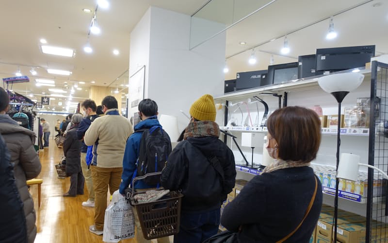 レジ待ちで長蛇の列も(トレジャーファクトリーのトナリエ宇都宮店=宇都宮市) レジ待ちで長蛇の列も(トレジャーファクトリーのトナリエ宇都宮店=宇都宮市)