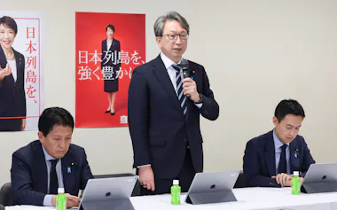 自民党のディープフェイク対策合同プロジェクトチームの会合であいさつする平将明座長㊥(14日、党本部)