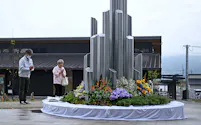 熊本地震の「前震」から10年となり、献花台で手を合わせる人たち(14日、熊本県益城町)