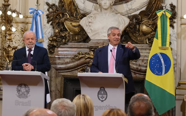 記者会見に参加するルラ大統領とフェルナンデス大統領㊨（23日、ブエノスアイレス）
