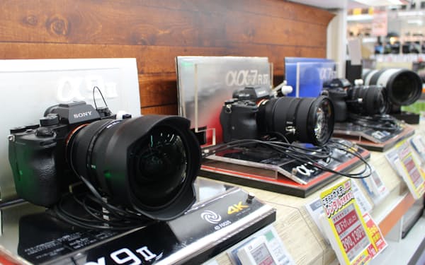 ソニーはタイの工場に日米欧向けカメラの生産を集約する(家電量販店に並ぶソニーのカメラ)