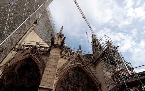 パリのノートルダム大聖堂は、2024年12月の一般開放を目指して、復元作業が進む（22年７月）＝ロイター