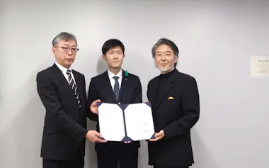 ライスフィールドの吉岡社長㊧、島根県農林水産部の山本拓樹部長㊥、ベジタリアの小池社長(島根県庁)