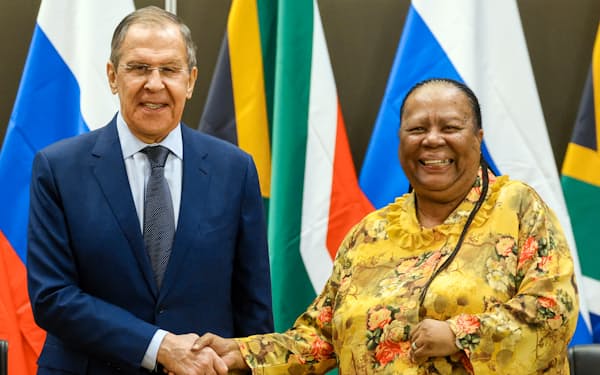 ロシアのラブロフ外相㊧は南アフリカのパンドール国際関係・協力相と会談した（２３日）＝ロシア外務省提供・ＡＰ