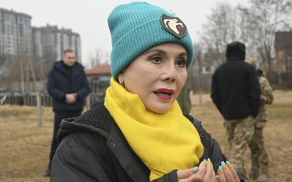 23日、ウクライナの首都キーウ近郊のブチャにある、虐殺された民間人が埋葬された教会を訪れたタレントのデヴィ夫人＝共同