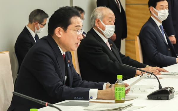 経済財政諮問会議で発言する岸田首相（24日、首相官邸）