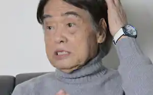 インタビューに答える東海林さだおさん インタビューに答える東海林さだおさん