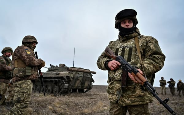 ロシア軍による攻撃の中、訓練するウクライナ軍の兵士（23日）＝ロイター