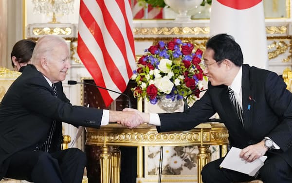 首脳会談で握手する岸田首相とバイデン米大統領（2022年５月、東京・元赤坂の迎賓館）