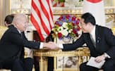 首脳会談で握手する岸田首相とバイデン米大統領（2022年5月、東京・元赤坂の迎賓館）