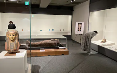 天理参考館で開催中の企画展「古代エジプトの世界-過去・現在-」会場。初公開のものも多い(奈良県天理市)