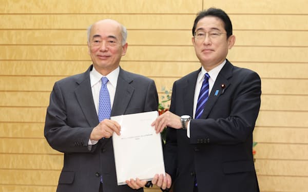 防衛力を考える有識者会議の佐々江座長(左)から報告書を受け取る岸田首相(11月、首相官邸)