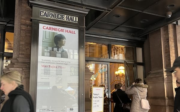 カーネギーホールの正面玄関には公演を知らせる看板が置いてある（1月24日、ニューヨーク市中心部マンハッタン）