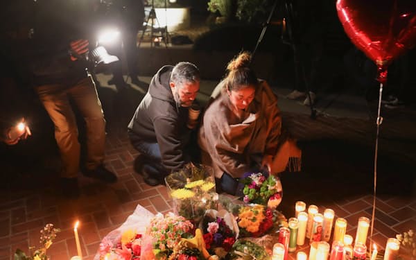 銃乱射事件の犠牲者を追悼する市民（23日、西部カリフォルニア州モントレーパーク）＝ロイター