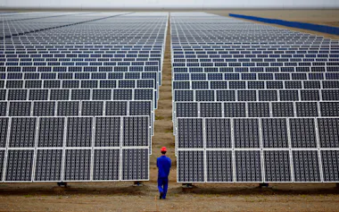 中国甘粛省に設けられた大量の太陽光発電パネル=ロイター