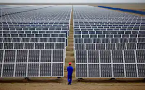 中国甘粛省に設けられた大量の太陽光発電パネル=ロイター 中国甘粛省に設けられた大量の太陽光発電パネル=ロイター