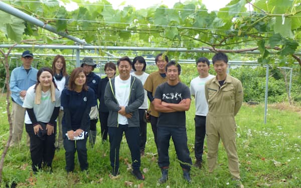 アグベルの丸山桂佑代表（前列中央）は就農希望者の育成と果実農業の収益拡大に取り組む（2022年6月、山梨県山梨市）