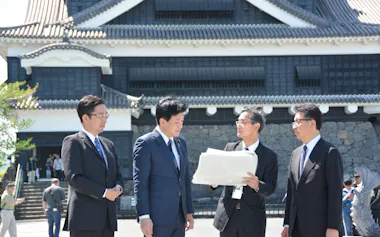 木原稔官房長官(左から2番目)は16日、熊本城を視察した