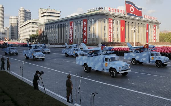 2015年10月、朝鮮労働党創建70周年の軍事パレードで登場した北朝鮮のドローン。軍事目的というよりも、韓国の不安をあおり弄ぶ心理作戦として利用しているとの見方もある＝ロイター