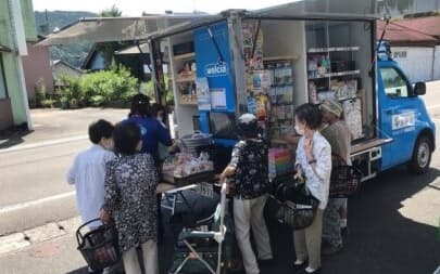 過疎化が進む地域で移動販売車が巡回し、高齢者でも買い物がしやすくなる（埼玉県長瀞町）