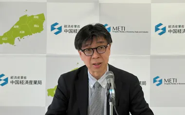 記者会見する林揚哲局長(16日、広島市)