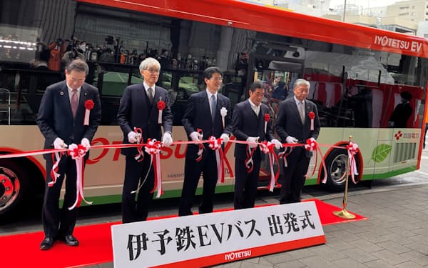 伊予鉄グループは大型EVバスの導入を加速させる（25日、伊予鉄・松山市駅前）