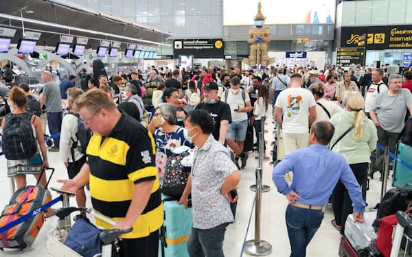 旅行客で混雑するバンコク近郊のスワンナプーム空港（１月４日）＝ロイター