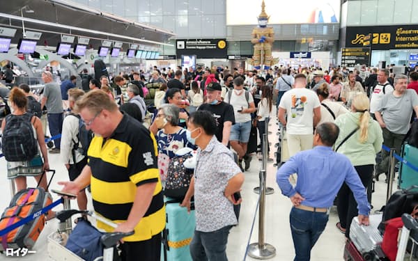 旅行客で混雑するバンコク近郊のスワンナプーム空港(1月4日)=ロイター