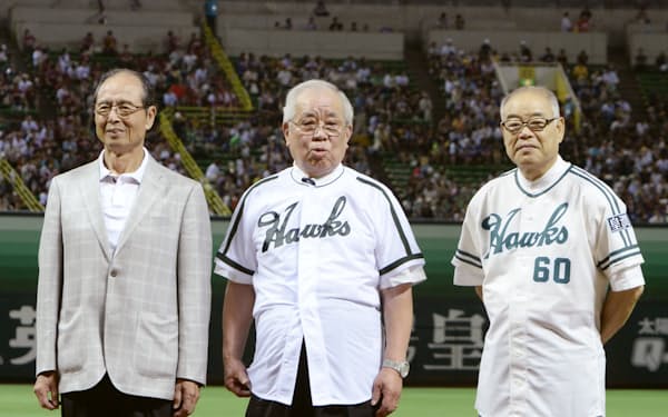 プロ野球の始球式を終え写真に納まる（右から）門田博光さん、野村克也さん、王貞治さん（2013年8月、ヤフオクドーム）＝共同
