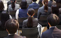 入社式に臨む新入社員(1日午前、大阪府門真市)