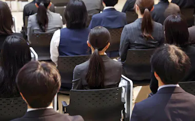 入社式に臨む新入社員(1日午前、大阪府門真市)