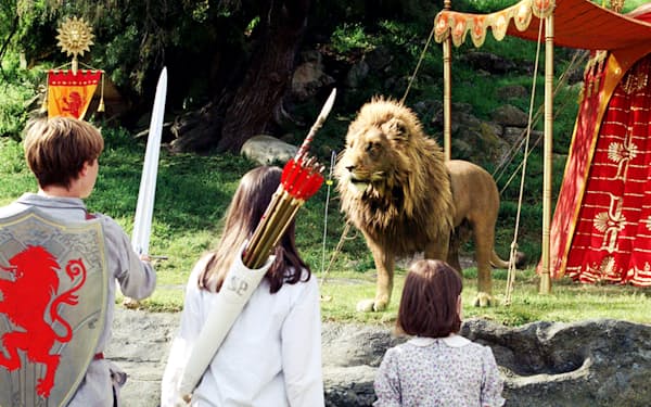 映画「ナルニア国物語　第１章：ライオンと魔女」の一場面©Everett Collection/amanaimages