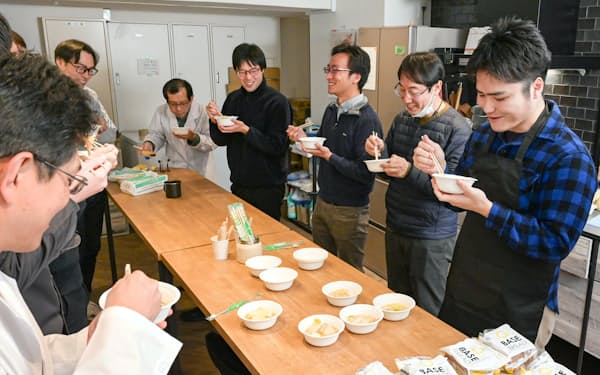当番の角壮志さん(右端)が作った昼食を食べるベースフードの社員ら(東京都渋谷区)