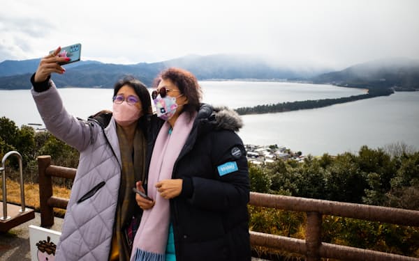 天橋立の景色を楽しむ香港からの観光客（24日、京都府宮津市）