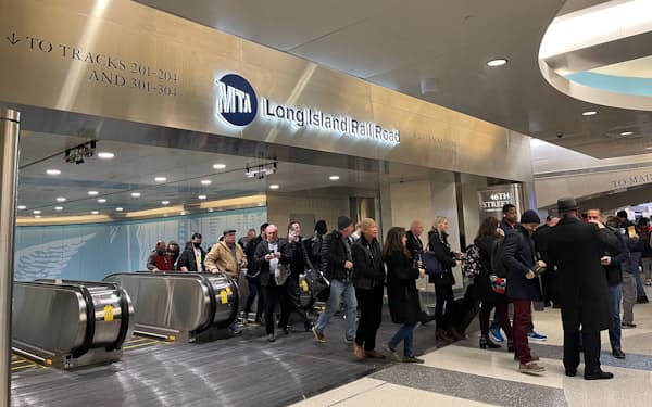 グランドセントラル駅の新ターミナルを初めて利用する乗客ら（25日、ニューヨーク市グランドセントラル駅構内）