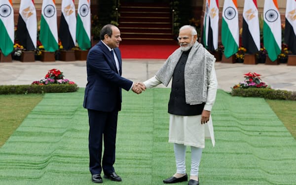 エジプトのシシ大統領㊧を歓迎するインドのモディ首相（25日、ニューデリー）＝ロイター