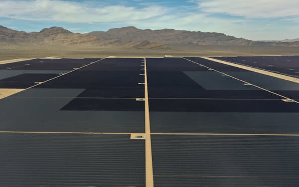 米カリフォルニア州の太陽光発電設備。インフレ抑制法はクリーンエネルギー事業に約3700億ドルの補助金を振り向ける =ロイター