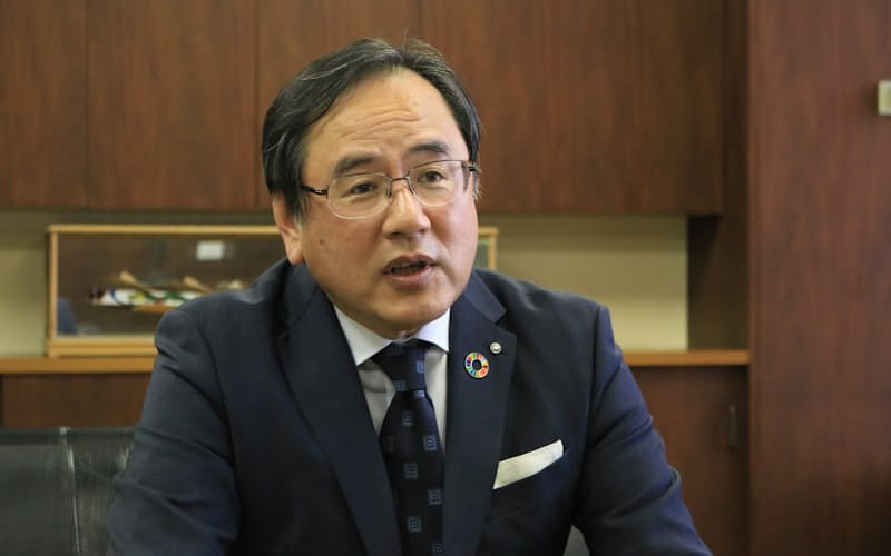 インタビューに答える、十八親和銀行の山川頭取(長崎市) インタビューに答える、十八親和銀行の山川頭取(長崎市)