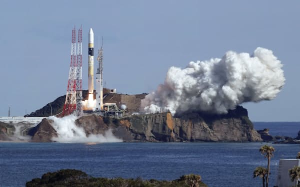 政府の情報収集衛星を載せ、打ち上げられるH2Aロケット46号機（26日午前10時50分、鹿児島県の種子島宇宙センター）＝共同
