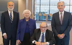 3月、100歳の誕生日にFRBの歴代議長と並んだグリーンスパン氏(右から2人目)=FRBのXから 3月、100歳の誕生日にFRBの歴代議長と並んだグリーンスパン氏(右から2人目)=FRBのXから