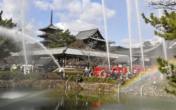 「文化財防火デー」に合わせて、世界遺産・法隆寺で行われた放水訓練（26日午前、奈良県斑鳩町）=共同